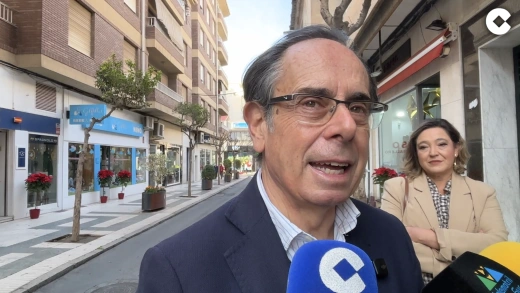 Motril se tiñe de rojo para impulsar su comercio local en Navidad