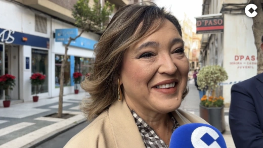 Motril se tiñe de rojo para impulsar su comercio local en Navidad