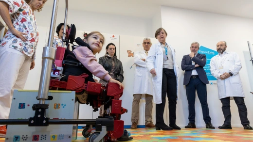 Un exoesqueleto pediátrico permite a Gala jugar al escondite pese a su parálisis cerebral | ACFI Press