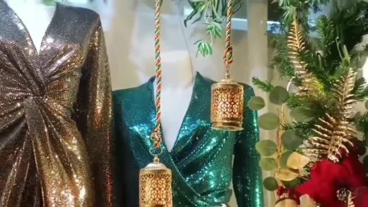 Así luce el escaparate de la droguería en pleno barrio de la Virgen del Remedio.