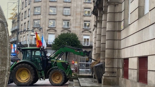 El tractor ante la Subdelegación del Gobierno en Ourense