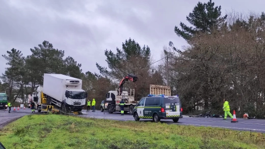El accidente se produjo en la salida de Lugo hacia A Fonsagrada, en la carretera autonómica LU-530