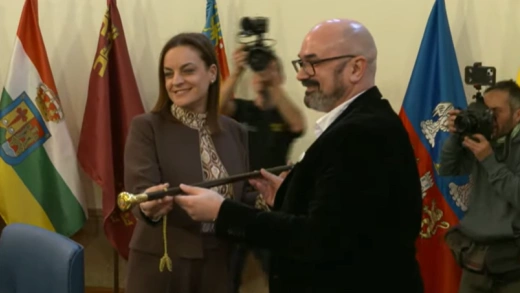 Carmela López recoge el bastón de mando