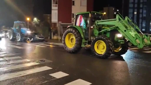 La pasada noche siguieron llegando tractores a la ciudad de Lugo