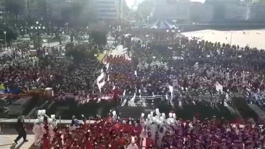 La Tamborrada Infantil esperando para desfilar frente al Ayuntamiento de San Sebastián