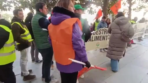 Los trabajadores del campo llegan frente a la sede de la Consejería de Agricultura