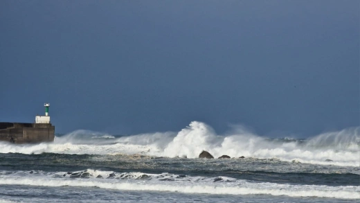 Oleaje en la playa de Los Quebrantos, con la Barra de San Esteban al fondo