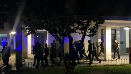 Momento en el que los okupas se van del bloque de viviendas