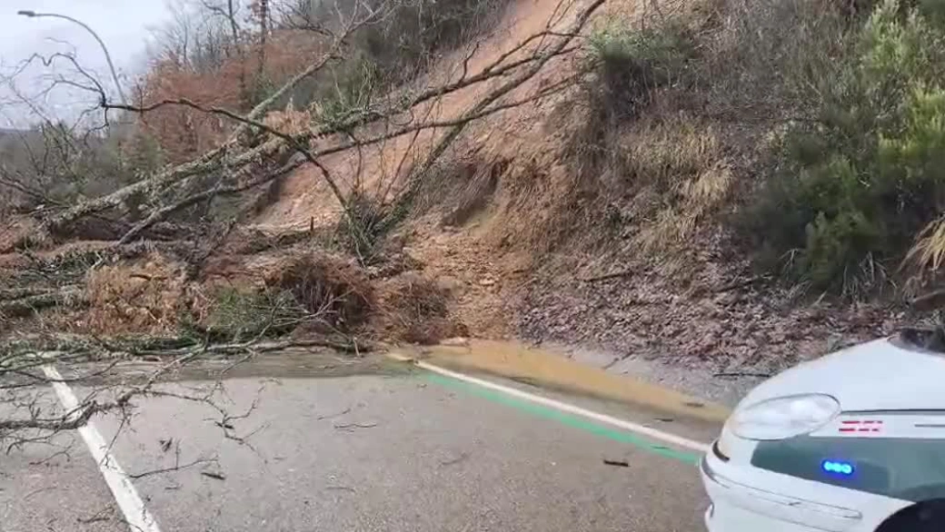 Un desprendimiento de tierra corta una carretera en Guardo y deja un camión semienterrado