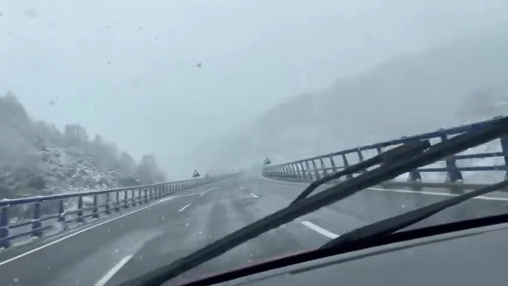 La nieve obligó a extremar las precauciones a los conductores a su paso por Pedrafita