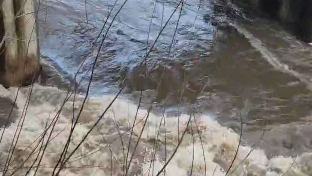 La crecida del Cúa desborda el río en Cacabelos y pone en alerta al Bierzo