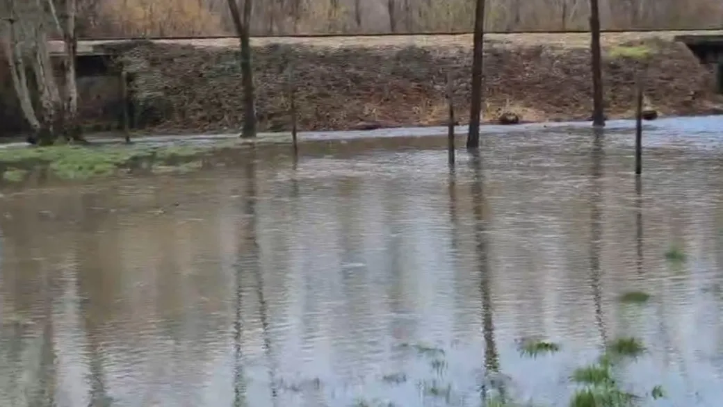 La crecida del Cúa desborda el río en Cacabelos y pone en alerta al Bierzo