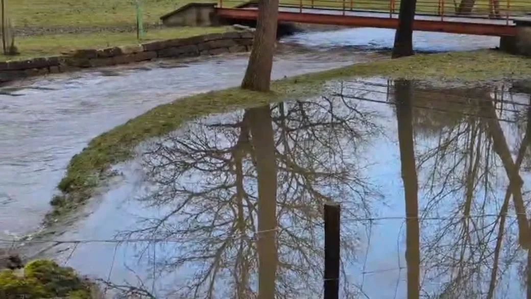La crecida del Cúa desborda el río en Cacabelos y pone en alerta al Bierzo