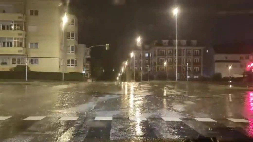 Mientras en A Montaña nevaba, llovía intensamente esta mañana sobre la ciudad de Lugo