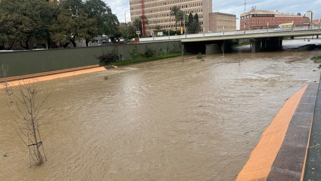 El cauce del Guadalmedina recupera su caudal