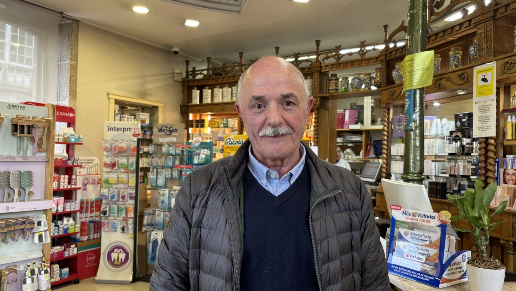 Cholo, ya de paisano en la Farmacia Tedín de A Coruña