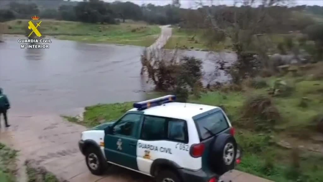 La Guardia Civil comprobando la situación del río Salor en el acceso a la finca Cuartos del Baño