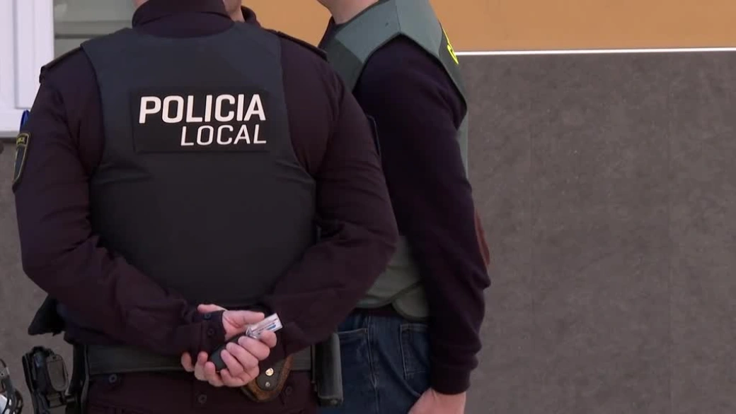 Imágenes del edificio de la calle Charco de Catarroja donde este domingo un hombre de 46 años como consecuencia de disparos de arma de fuego.