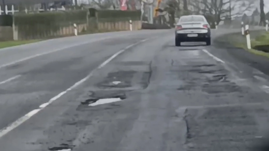 Elena, vecina de Calde, jugándose el físco al circular por la N-540