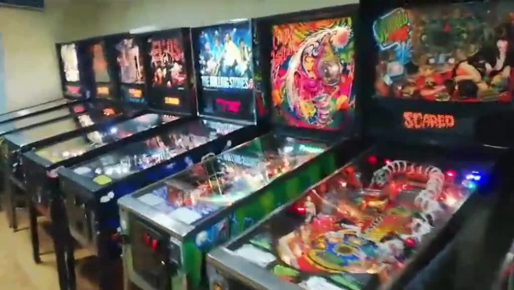 Jesús muestra su colección de máquinas de pinball