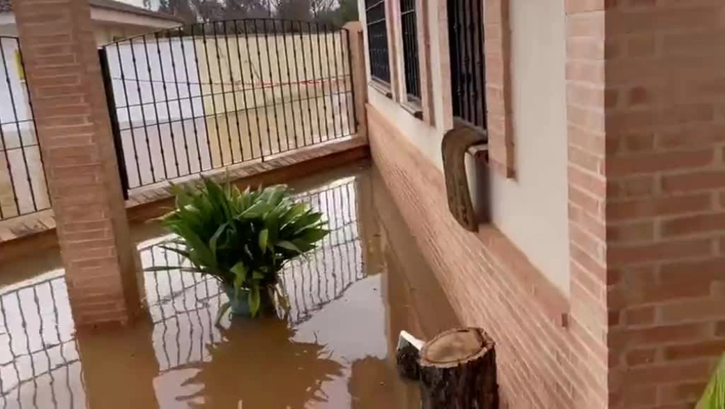 Patio de una vivienda anegado en El Robledo