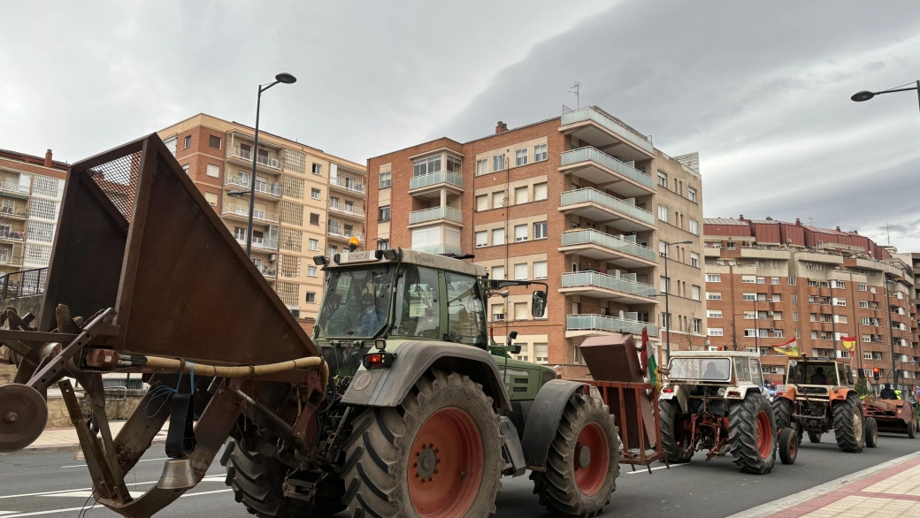 Llegada de los tractores por Vara de Rey