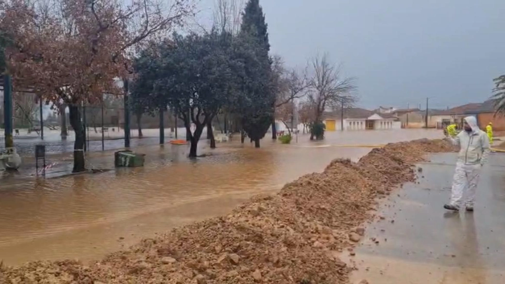 El Robledo construye diques ante las inundaciones