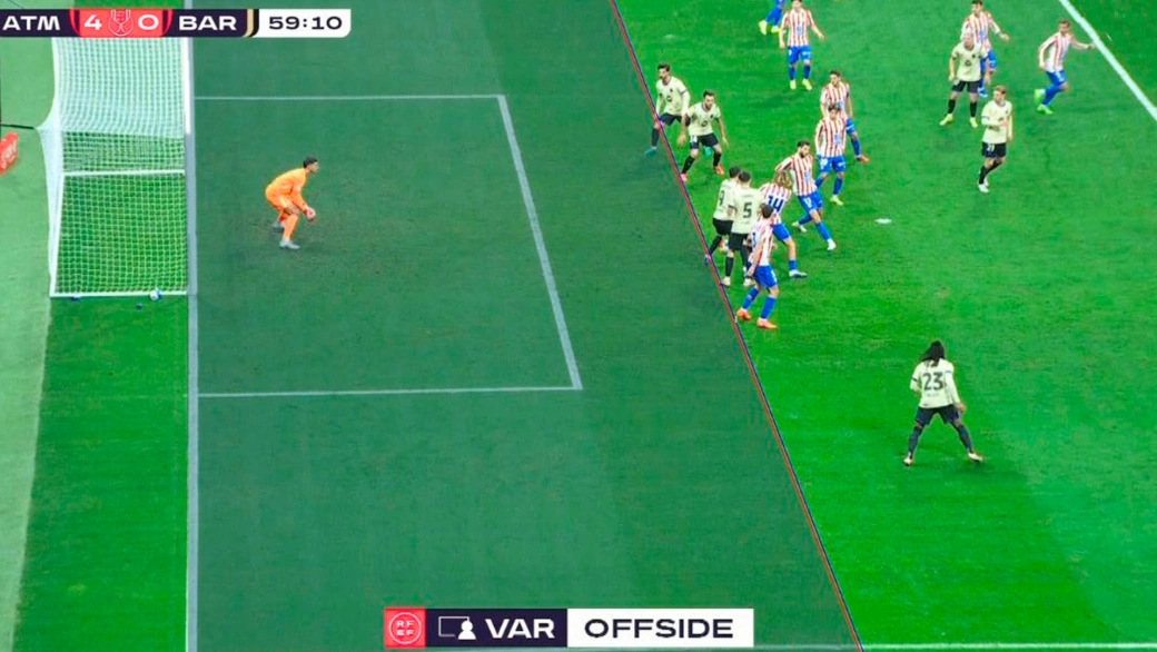 Jugada en revisión durante el Atlético-Barcelona de Copa por posible fuera de juego