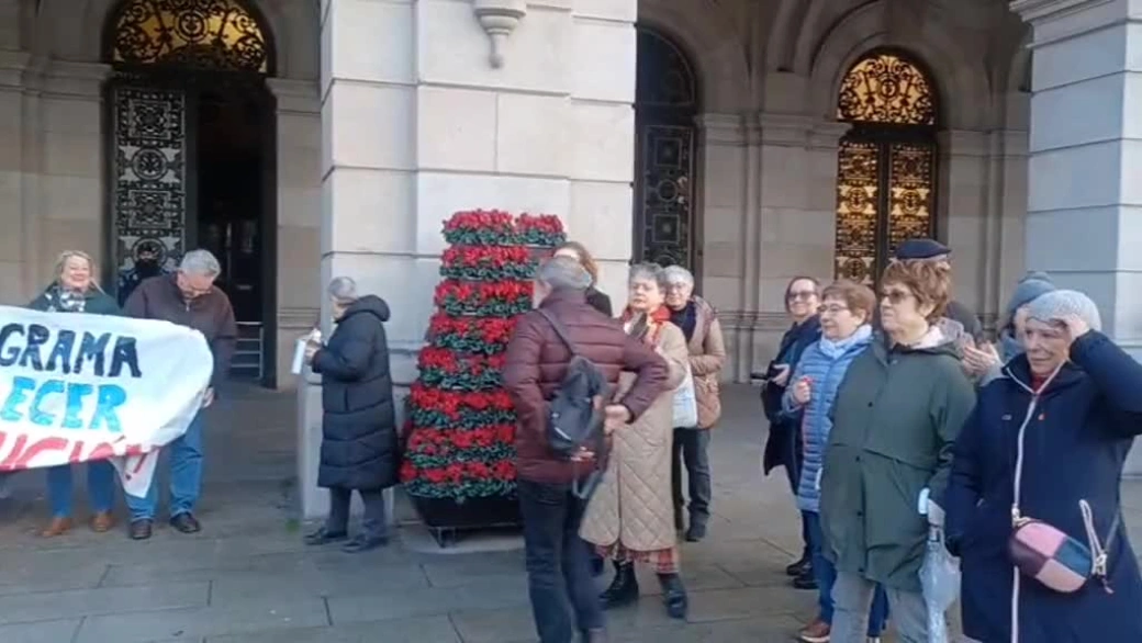 Profesores y alumnos del programa Lecer que se desarrolla en el Fórum y el Ágora han protagonizado una cacerolada de protesta ante el ayuntamiento de A Coruña