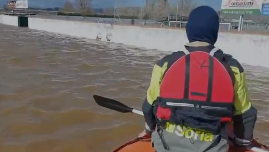 Efectivos de los Bomberos accedieron en una embarcación a la estación potabilizadora de Garray