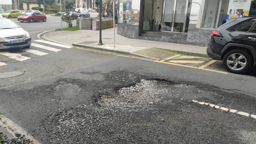 Los coches tienen que aminorar la marcha por los socavones