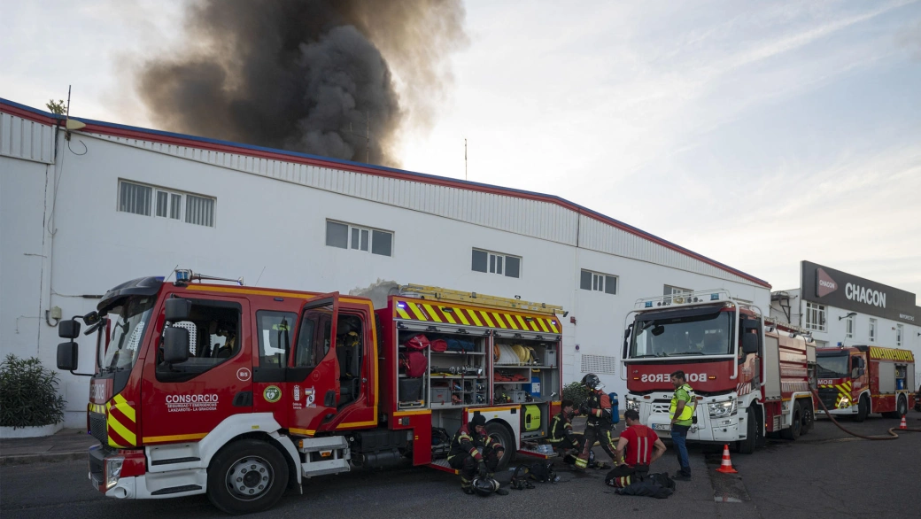 Incendio en una cochera de guaguas en Lanzarote