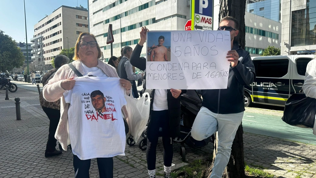 Concentración de familiares, amigos y vecinos de Daniel a las puertas del juzgado