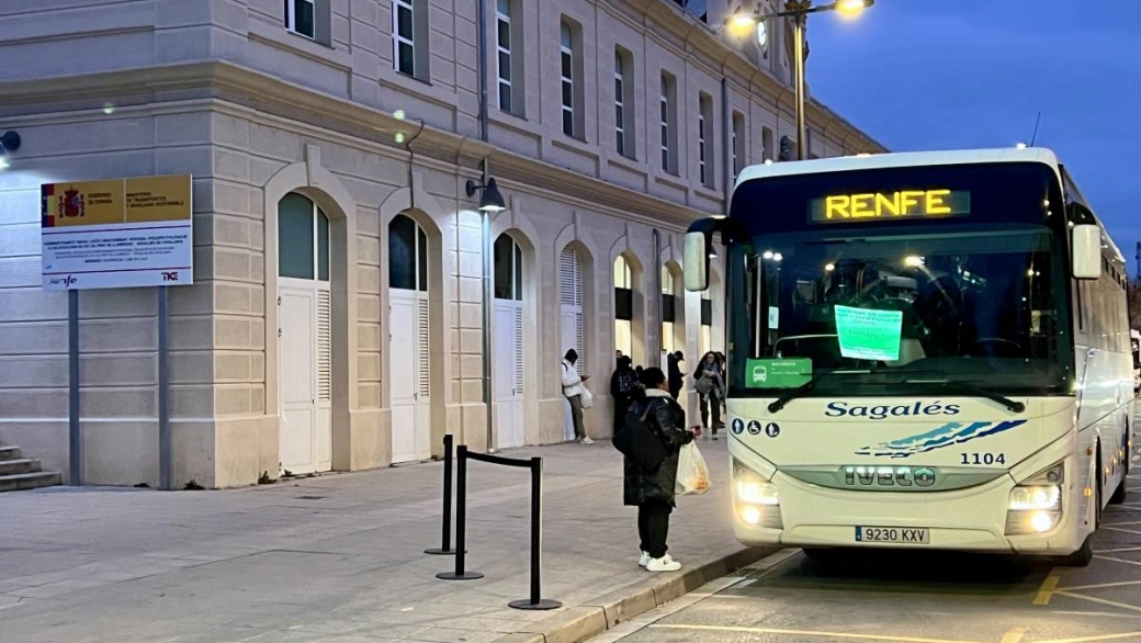 Autobús proporcionado por Renfe para el servicio alternativo