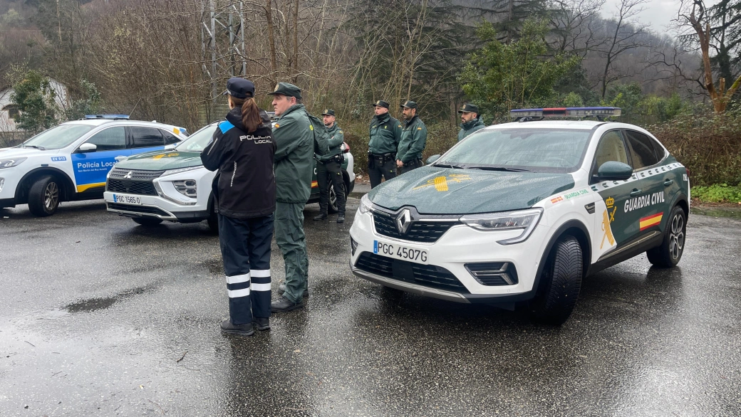 Agentes de la Guardia Civil y de la Policía Local de San Martín, en el dispositivo de búsqueda de una mujer que se cayó al río Silvestre (Asturias)