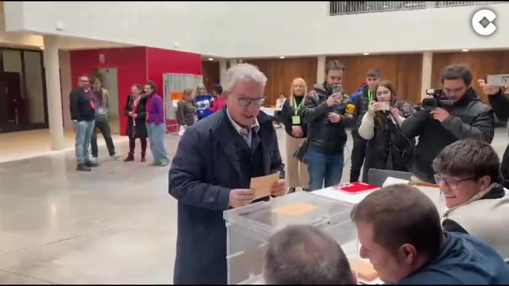 En Soria, el candidato de Soria ¡Ya!, Ángel Ceña, acude a votar a su colegio electoral Picos Frentes.