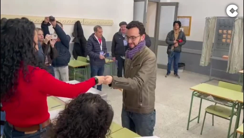 En Zamora, el candidato de Podemos - Alianza Verde, Miguel Ángel Llamas, asiste a depositar su voto en el Instituto Claudio Moyano.