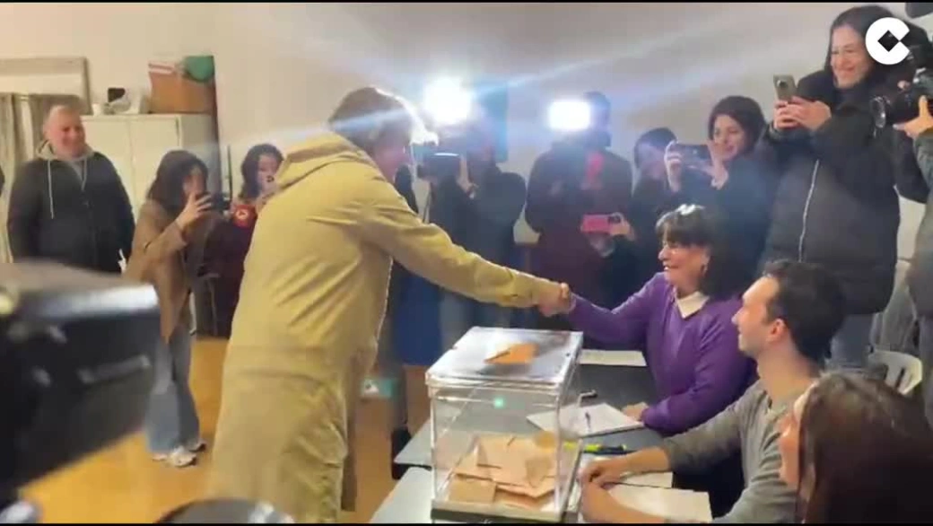En Soria, el candidato del PSOE, Carlos Martínez, vota en el Colegio Fuente del Rey.