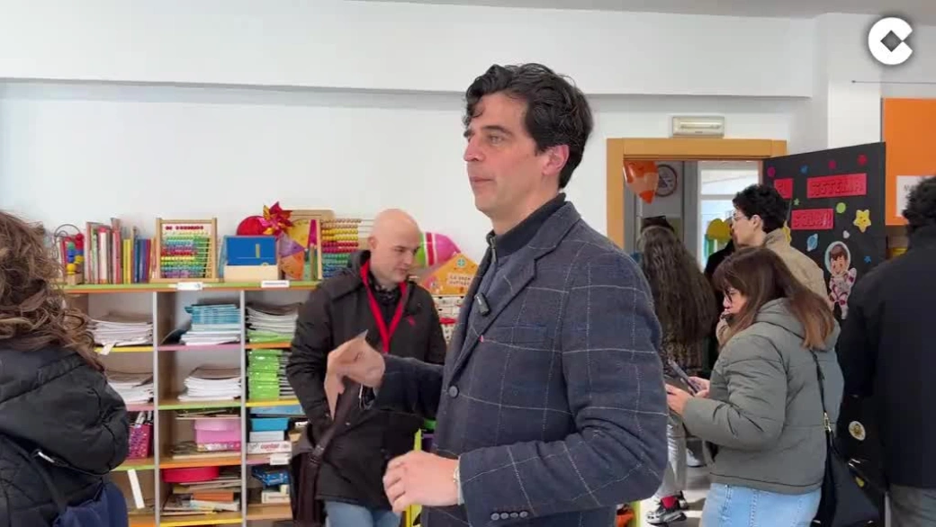 En Palencia, el candidato de la coalición IU, Sumar y Verdes Equo, Juan Gascón, acude a votar en el Colegio Santa Rita.