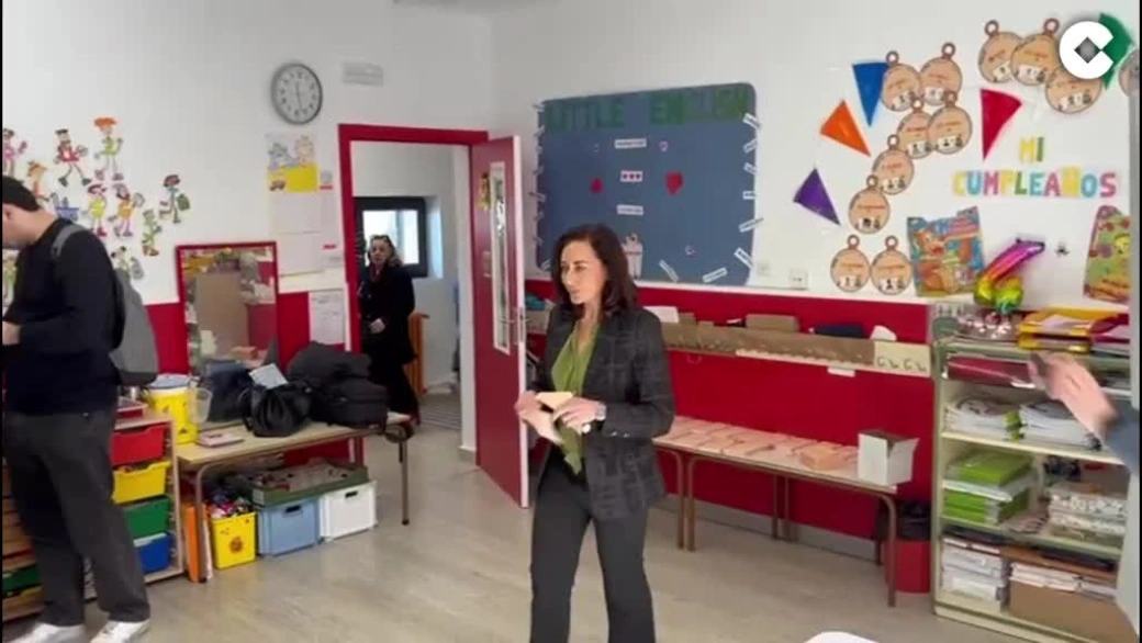 En Santa María del Páramo (León), la candidata de UPL, Alicia Gallego, ha votado en el colegio electoral.
