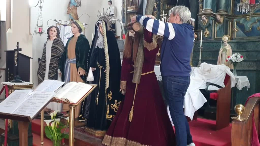 Celia Lombardero coloca las manos del Nazareno sobre la cruz