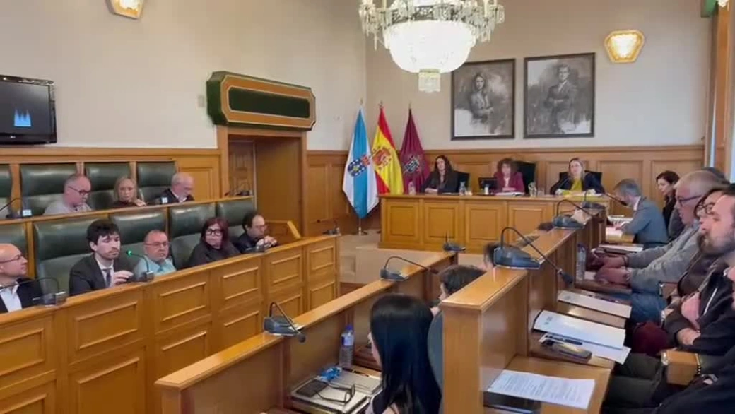 Votación durante el Pleno extraordinario celebrado en el Concello de Santiago