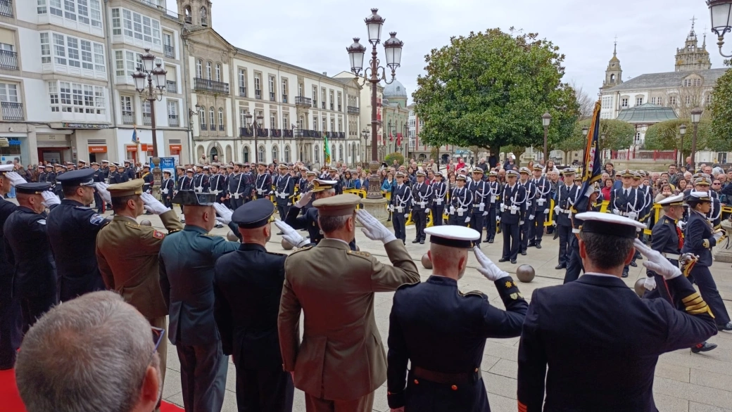 La Armada realizó en Lugo la parada militar, el pase de revista y el homenaje a los caídos