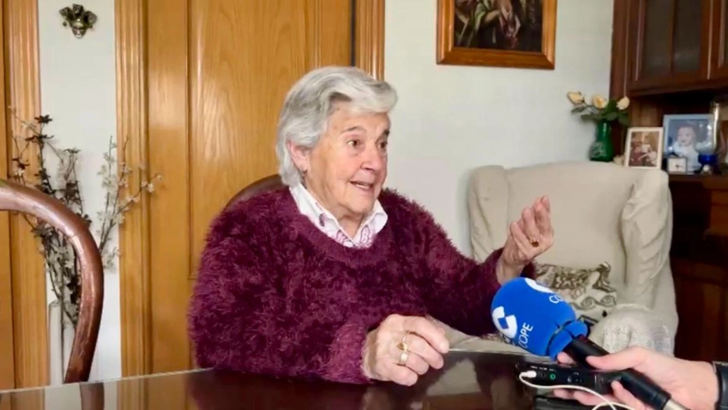 María (93 años) nos concede la entrevista en el salón de su casa