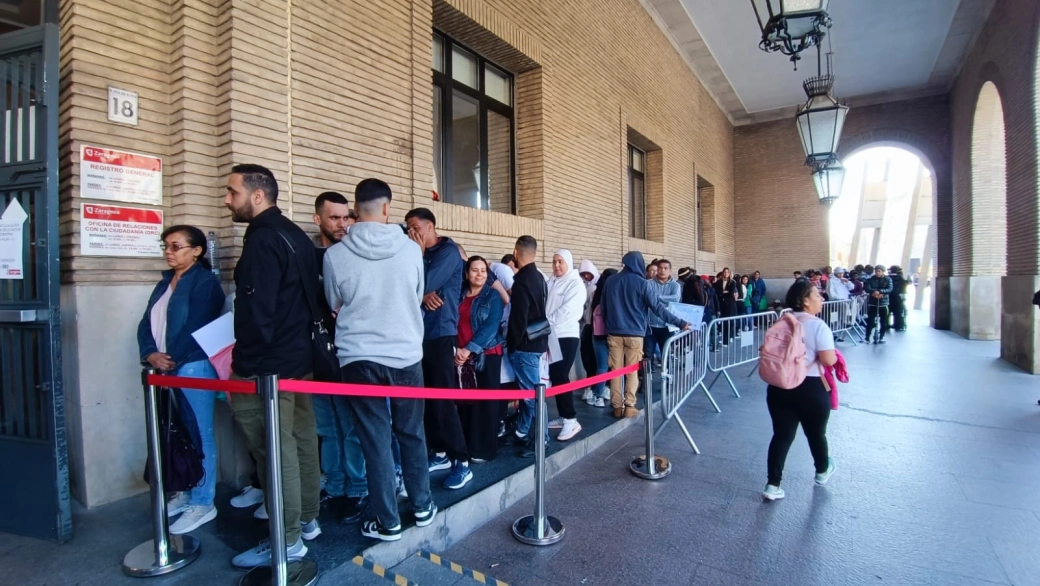 Largas filas de migrantes ante el Ayuntamiento en el proceso de regularización