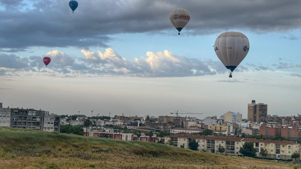 Mérida amanece como la Capadocia española con una inusual estampa de globos aerostáticos
