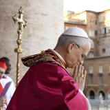 La primera salida al balcón de León XIV