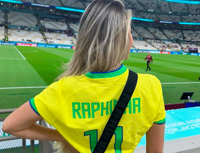 La mujer de Raphinha con su camiseta