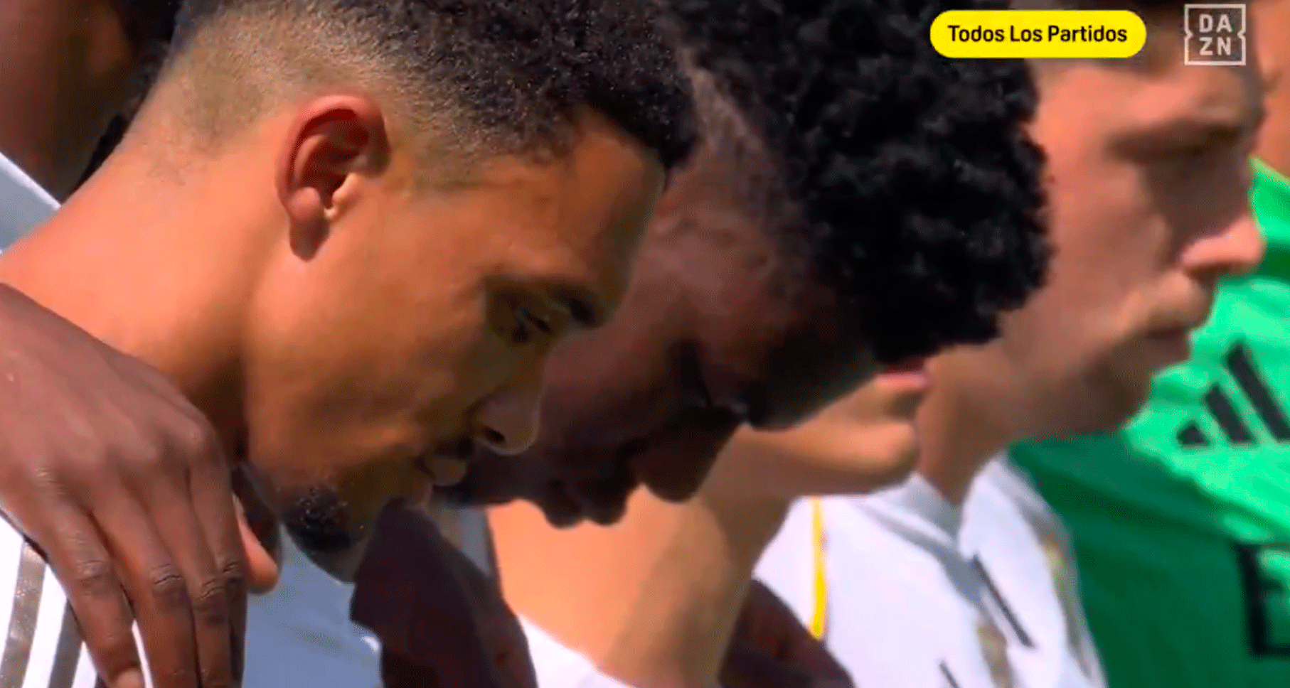 Trent, muy triste, en el minuto de silencio por Diogo Jota