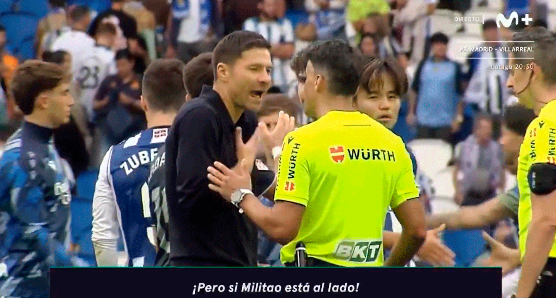Xabi Alonso hablando con Gil Manzano después de la expulsión de Huijsen